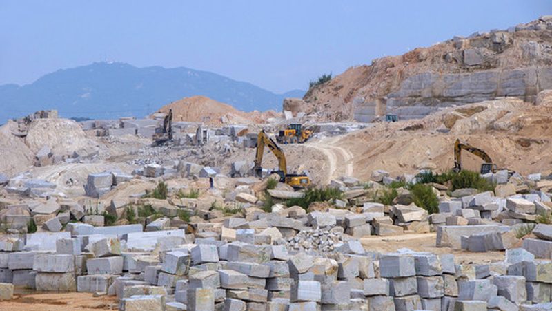 游泳池地砖：石材马赛克与陶瓷马赛克的较量